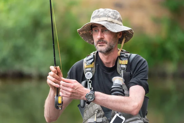 Nehir, rahatlatıcı ve balıkçılık alabalıküzerinde orta yetişkin balıkçı Portresi. — Stok fotoğraf