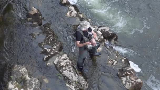 Vista aerea al rallentatore della pesca dei pescatori in un fiume con una canna da pesca . — Video Stock