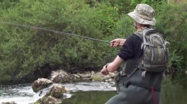 Nehirde balıkçı balıkçılık, Fishing Rod tutarak.