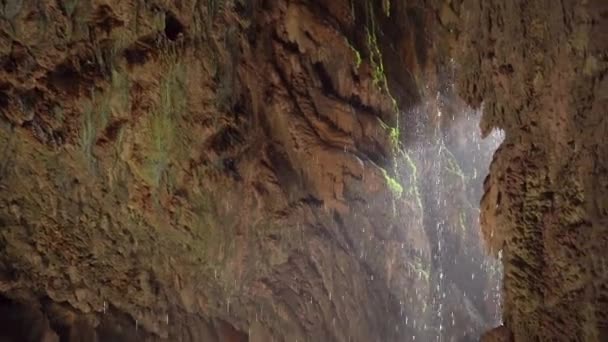 Druppels druppelt in het water in een kleine grot. Waterval in tropisch regenwoud landschap. — Stockvideo