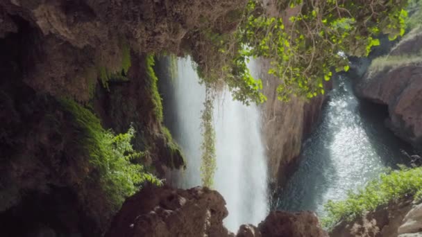 Cachoeira idílica na caverna, na paisagem da floresta tropical. Água fluindo cercada por rochas musgosas e belas paisagens da selva . — Vídeo de Stock