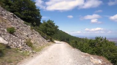 Off Road sürücü dağ Pov tepesi. Moncayo Sierra dağları, Aragon, İspanya. Doğa manzara ve doğal çevre. Açık hava eğlencesi, keşif ve eğlence. Bakış açısı.