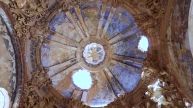Belchite antik köyünde yıkılmış bir kilisenin tavan kalıntıları dönen görünümü. İspanyol iç savaşı sırasında İspanyol köyü yıkıldı.