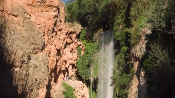Idylliskt vattenfall i Natural Park Monasterio de Piedra, Zaragoza, Aragonien, Spanien. — Stockvideo