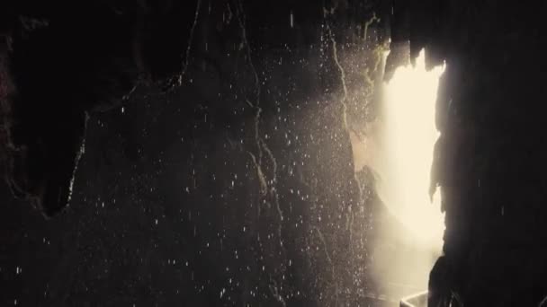 Panorama au ralenti de l'intérieur de la grotte tropicale avec des gouttes tombant . — Video