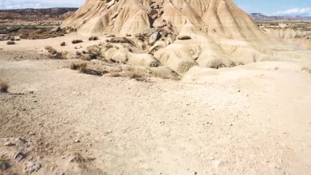 Tvorba hornin v parku Bardenas Reales, největší poušť v Evropě. Bardenas Reales, Navarra, Španělsko. — Stock video