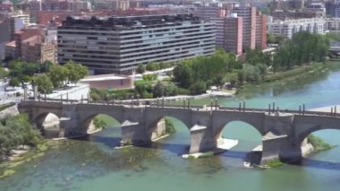 Pilar Bazilikası kulesinden Ebro nehri üzerindeki Zaragoza şehir manzarası ve taş köprünün havadan görünümü. Saragossa, İspanya.