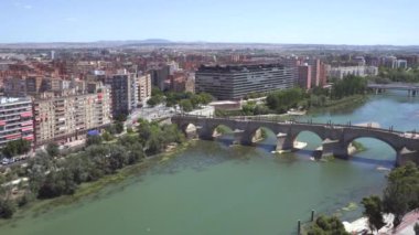 Pilar Bazilikası kulesinden Ebro nehri üzerindeki Zaragoza şehir manzarası ve taş köprünün havadan görünümü. Saragossa, İspanya.