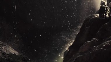 Su damlaları düşen tropikal mağaranın iç yavaş hareket eğim atış.