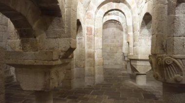Navarre, İspanya - 10 Ağustos 2019: Leyre'deki San Salvador antik manastırının mahzeninin içi. İspanya'da en önemli dini merkezi ve Roma Katolik hac bir yer dir.