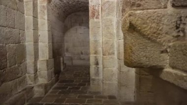 Navarre, İspanya - 10 Ağustos 2019: Leyre'deki San Salvador antik manastırının mahzeninin içi. İspanya'da en önemli dini merkezi ve Roma Katolik hac bir yer dir.