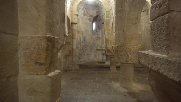 ナバレ、スペイン - 8月 10, 2019: レイレのサンサルバドルの古代修道院の地下室の内部.スペインで最も重要な宗教の中心地とローマカトリックの巡礼の場所の一つです. — ストック動画