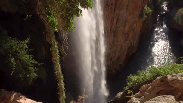 Cachoeira idílica no Parque Natural Monasterio de Piedra, Zaragoza, Aragão, Espanha . — Vídeo de Stock