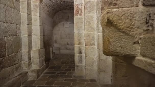 Navarra, España - 10 de agosto de 2019: Interior de la cripta del antiguo monasterio de San Salvador de Leyre. Es uno de los centros religiosos más importantes y un lugar de peregrinación católica en España . — Vídeos de Stock