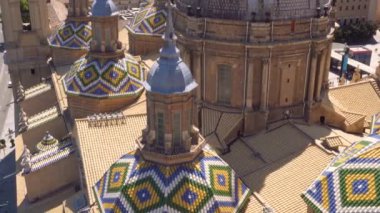 Ünlü simgesel yapı Bazilikası'nın kubbeve çatısının havadan eğik görünümü Sütunun Hanımı. Zaragoza, İspanya.