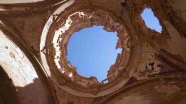 Belchite antik köyünde yıkılmış bir kilisenin tavan kalıntıları dönen görünümü. İspanyol iç savaşı sırasında İspanyol köyü yıkıldı.