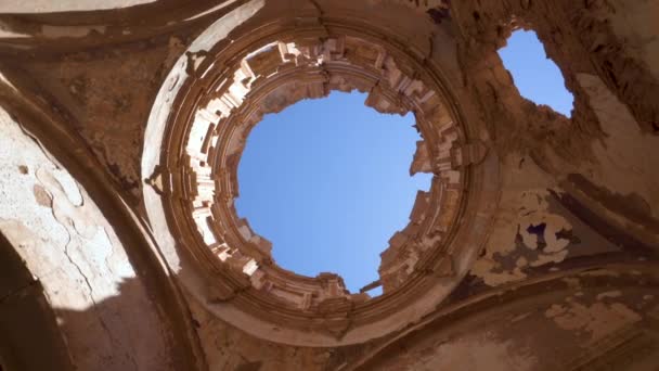 Obrotowy widok na ruiny sufitu zniszczonego Kościoła w starożytnej wiosce Belchite. Hiszpańska wioska zniszczona podczas hiszpańskiej wojny domowej. — Wideo stockowe