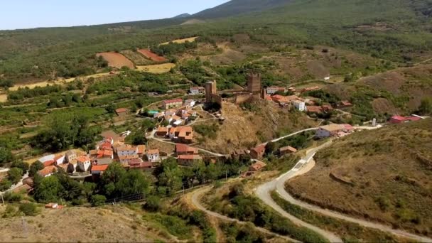 Arka planda Moncayo dağları ile Vozmediano ortaçağ Aragon köyü ve kale kalıntıları havadan drone görüntüleri. — Stok video