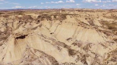 Kayalık çöl manzara anteni. Kayalık çöl manzara hava video.