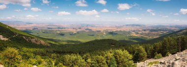 Moncayo dağından Aragon bölgesinin yeşil vadilerinin panoraması. Yaz sezonunda doğal çevre.