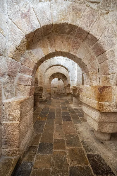 Leyre, Espanha - 10 de agosto de 2019: Interior da antiga cripta romanesca da Igreja do Santo Salvador de Leyre Iglesia de San Salvador de Leyre, Navarra, Espanha. — Fotografia de Stock