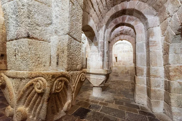 Leyre, Spain - August 10, 2019: Interior of the ancient romanesque crypt of the Church of Holy savors of Leyre Iglesia de San Salvador de Leyre, Spain. — 스톡 사진