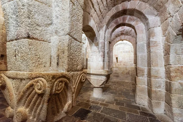 Leyre, Spanien - 10. August 2019: Innenraum der antiken romanischen Krypta der Kirche des Heiligen Erlösers von Leyre Iglesia de San Salvador de Leyre, Navarra, Spanien. — Stockfoto