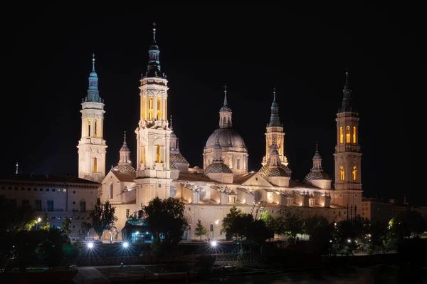 Éjszakai kilátás a bazilika a Virgen del Pilar és az Ebro folyó, Zaragoza, Aragon, Spanyolország. — Stock Fotó