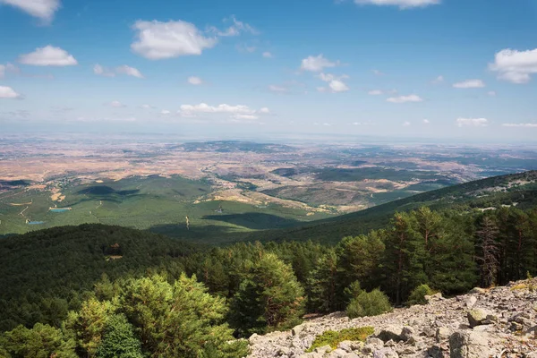 Vue sur les vallées verdoyantes de la région d'Aragon depuis la montagne moncayo. Environnement naturel en saison estivale . — Photo