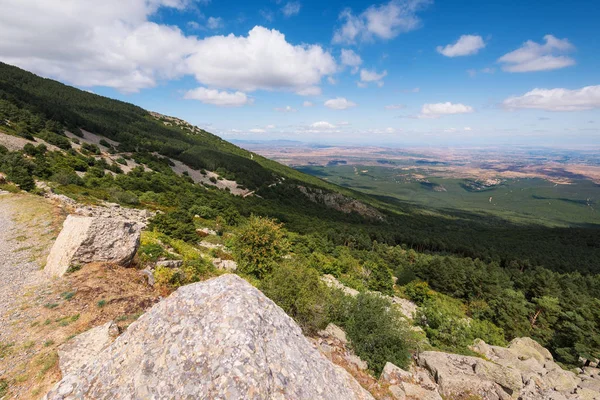 Vista de los valles verdes de la región de Aragón desde la montaña del Moncayo. Ambiente natural en temporada de verano . — Foto de Stock