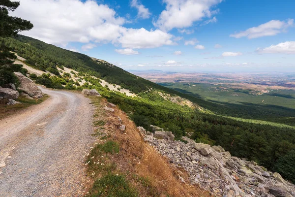 Sendero rural en moncayo, región de Aragón, España. Ambiente natural en temporada de verano . — Foto de Stock