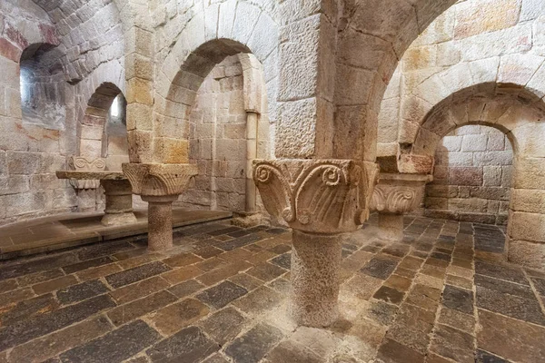 Leyre, Hiszpania - 10 sierpnia 2019: Wnętrze starożytnej romantycznej krypty kościoła Świętego Zbawiciela Leyre Iglesia de San Salvador de Leyre, Navarre, Hiszpania. — Zdjęcie stockowe