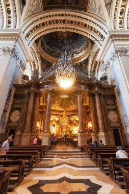 Zaragoza, İspanya - 15 Ağustos 2019: Bazilikası'nın İçI - Zaragoza'daki Sütun Our Lady Katedrali, Aragon, İspanya. 