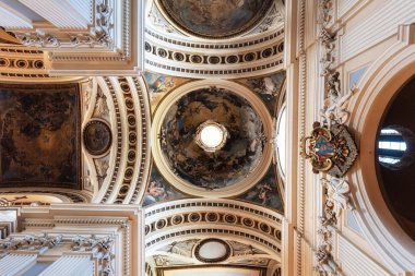 Zaragoza, İspanya - 15 Ağustos 2019: Bazilikası'nın İçI - Zaragoza'daki Sütun Our Lady Katedrali, Aragon, İspanya. 