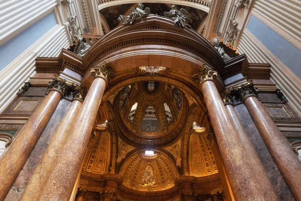 Zaragoza, España - 15 de agosto de 2019: Interior de la Basílica - Catedral de Nuestra Señora del Pilar en Zaragoza, Aragón, España . — Foto de Stock