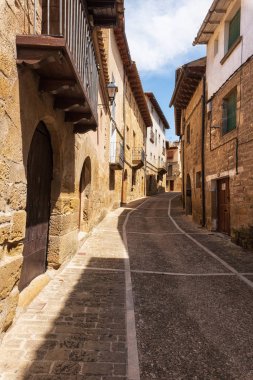 Aragon bölgesinde Uncastillo antik köyünün Ortaçağ sokakları, İspanya.