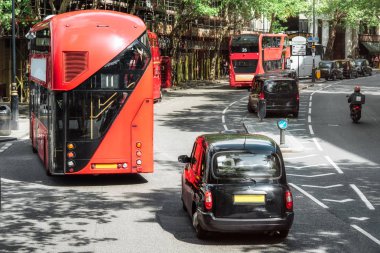 Londra karayolu trafiği, çift katlı otobüsler ve geleneksel taksi, Londra şehrinin geleneksel araçlar.