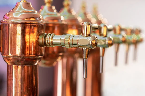 Barda soğuk bira servis etmeye hazır parlak bira musluğu. — Stok fotoğraf