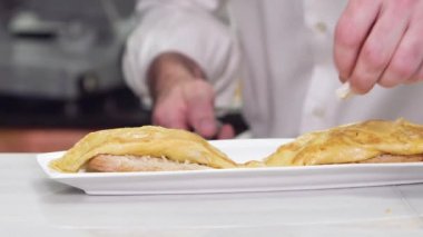 Şef lezzetli tipik İspanyol gıda, Omlet tapa veya Pintxo omlet hazırlanıyor.