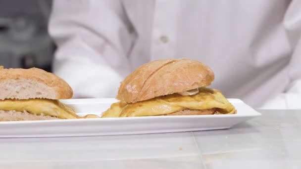 Koki menyiapkan makanan khas Spanyol yang lezat, Omelette tapa atau Pintxo dari omelet . — Stok Video