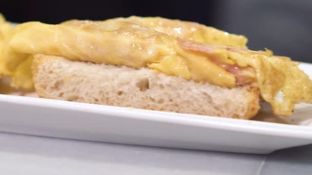 Chef preparando deliciosa comida típica española, Omelette tapa o Pintxo de tortilla . — Vídeos de Stock