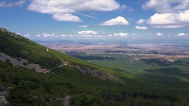 Moncayo Dağı'ndan Aragon bölgesinin yeşil vadilerinin manzarası. Yaz sezonunda doğal çevre.