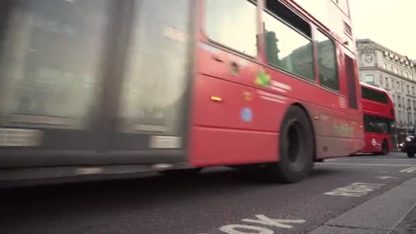 Londen, Verenigd Koninkrijk-13 mei 2019: vervoer in Londen. Red bus en Black Cab in Londen centrum. — Stockvideo