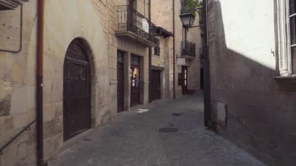 SOS-дель-Рей Catolico, Іспанія-13 серпня 2019: POV ходьба в середньовічне село в СОС дель Рей Catolico, Арагон, Іспанія. — стокове відео