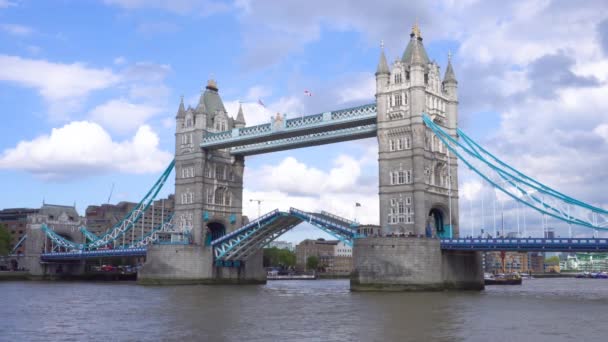 London Tower Bridge, Blick auf die Themse mit Schiff und Booten, Touristen besuchen Großbritannien. — Stockvideo
