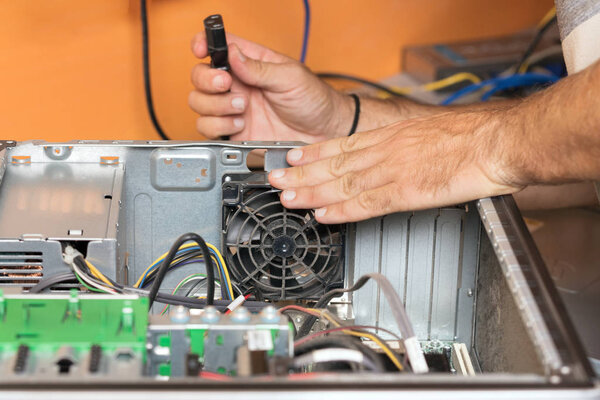 Техник чинит компьютер. Концепция компьютерного оборудования, ремонта, модернизации и технологии
.