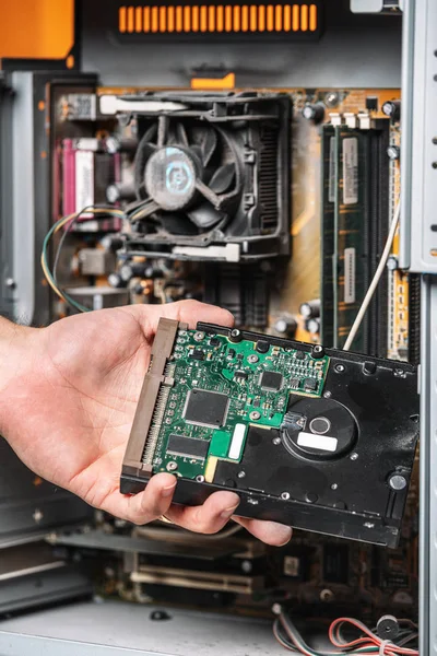 Bilgisayarın sabit diskini değiştiren teknisyenin yakın görüntüsü. Bilgisayar donanım hizmeti kavramının bakımı ve onarımı.