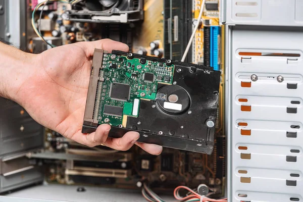 Imagen de primer plano del hombre técnico mano cambiar el disco duro de la computadora PC. Mantenimiento y reparación de hardware informático concepto de servicio. — Foto de Stock