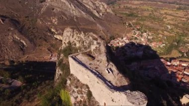 Burgos, Kastilya ve Leon, İspanya Poza de la Sal kalesiantik kalıntıları havadan görünümü.
