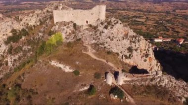  Burgos, Kastilya ve Leon, İspanya Poza de la Sal kalesiantik kalıntıları havadan görünümü.
